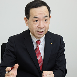 事務集中課 課長 内田 昌利氏