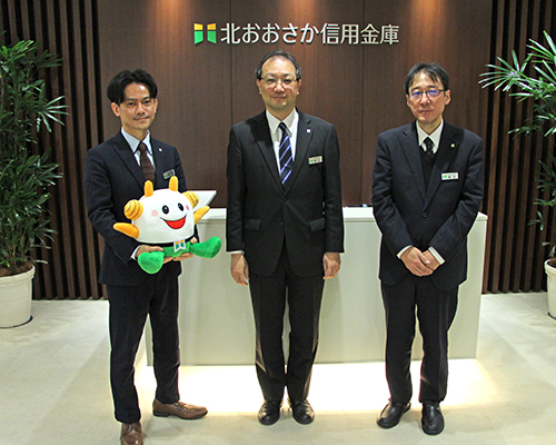 事務部 部長 前山 寿雄 氏（左から2人目） 部長代理　廣庭 正也 氏（右から1人目） 佐藤 功 氏（左から1人目）